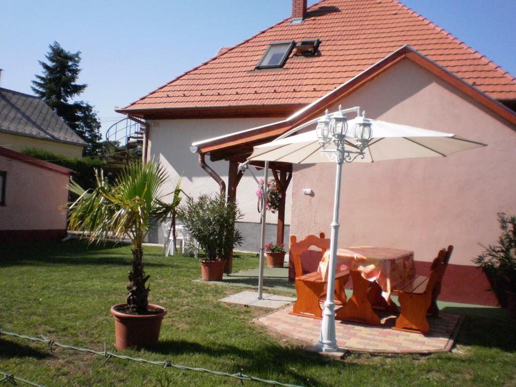 バラトンフェニヴェシュにあるApartment Balatonfenyves/Balaton 18381の家庭のテーブルと傘