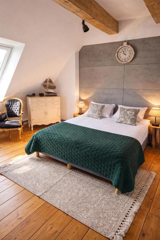 ein Schlafzimmer mit einem großen Bett und einer grünen Decke in der Unterkunft AP Apartment's Widok na Góry in Wałbrzych