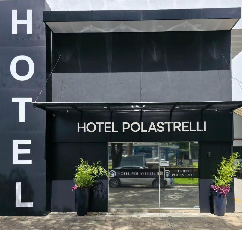ein Hotel-Pohl-Schild vor einem Gebäude in der Unterkunft HOTEL POLASTRELLI in Governador Valadares