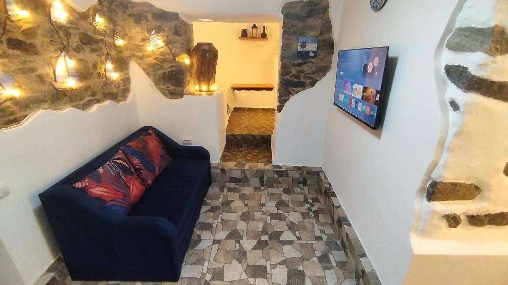 Authentic Stone Apartment 150 m from the Beach