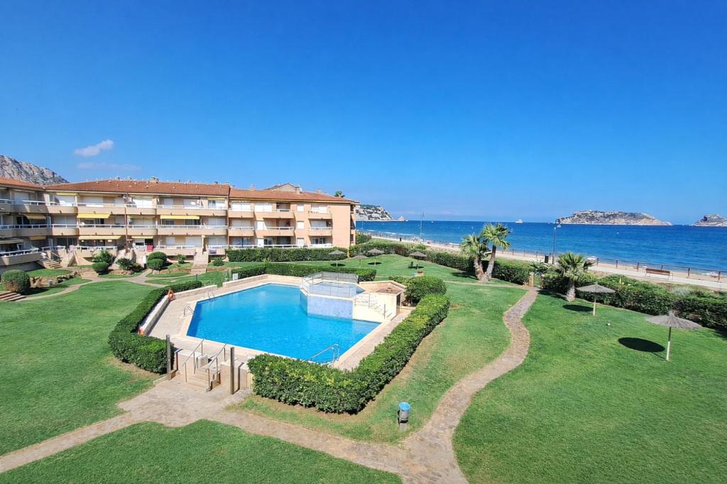 an aerial view of a resort with a swimming pool at Apartamento Estartit Argonavis in L'Estartit