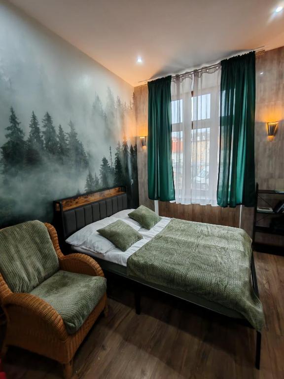 a bedroom with a bed and a chair at W pięknej KAMIENICY in Wałbrzych
