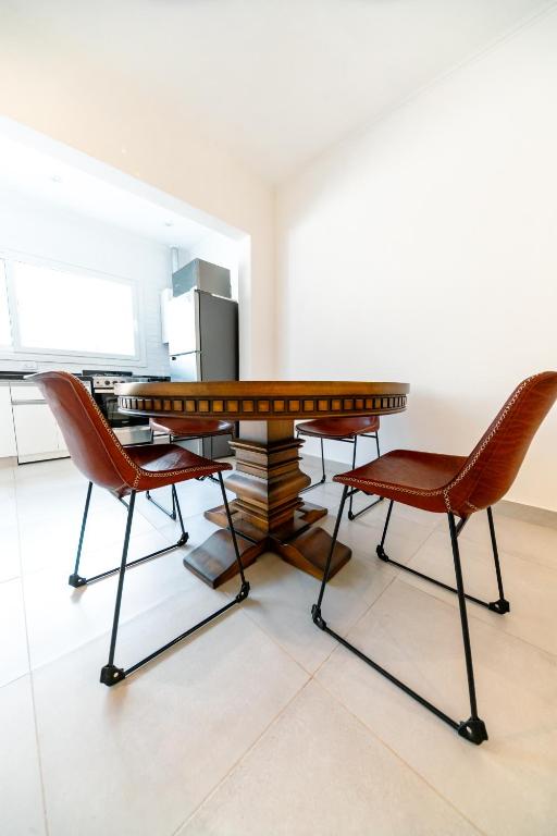a wooden table with two chairs and a desk at Casa Iturraspe in Reconquista