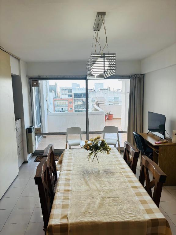 a dining room with a long table and chairs at Departamento La Merced in Córdoba