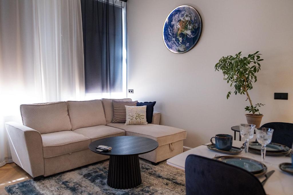 a living room with a couch and a table at Pinska Business Apartment in Päri