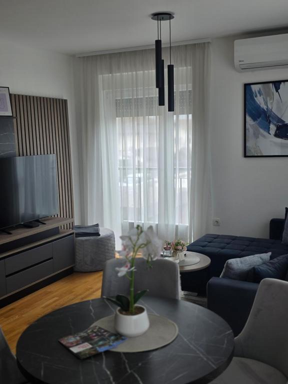 a living room with a couch and a table at Royal apartmani Vrnjačka Banja in Vrnjačka Banja