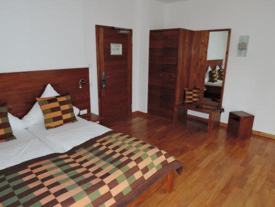 a bedroom with a bed and a mirror in it at Hotel Nassauer Hof in Kiedrich