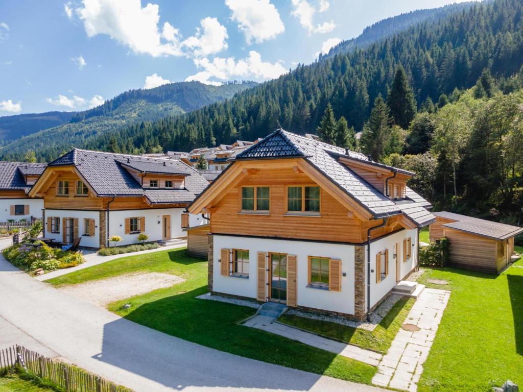 a house in the mountains with a yard at Steier Hütte S in Donnersbachwald