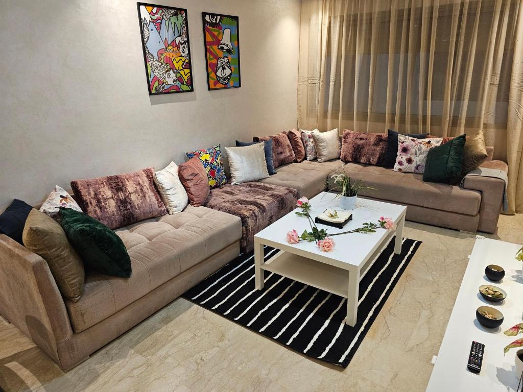 Top-Floor 3BR in Maarif, City View, AC & Parking - Apartamento De Tres Dormitorios