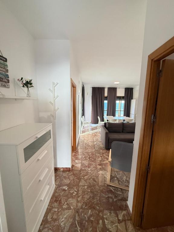 Apartamento de 2 dormitorios con terraza y vistas al mar