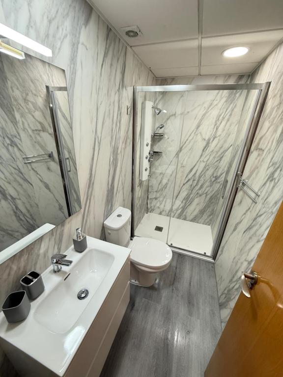 Apartamento de 2 dormitorios con terraza y vistas al mar