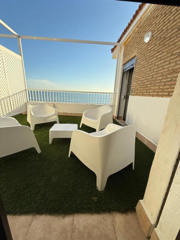 Apartamento de 2 dormitorios con terraza y vistas al mar