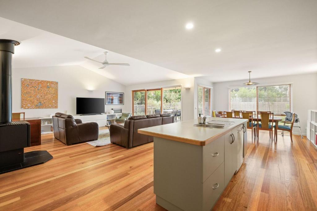 an open living room with a kitchen and a living room at Beach House Silverleaves in Cowes