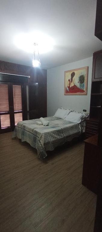 a bedroom with a large bed in a room at Casa Quarto 2 in Jaraguá do Sul