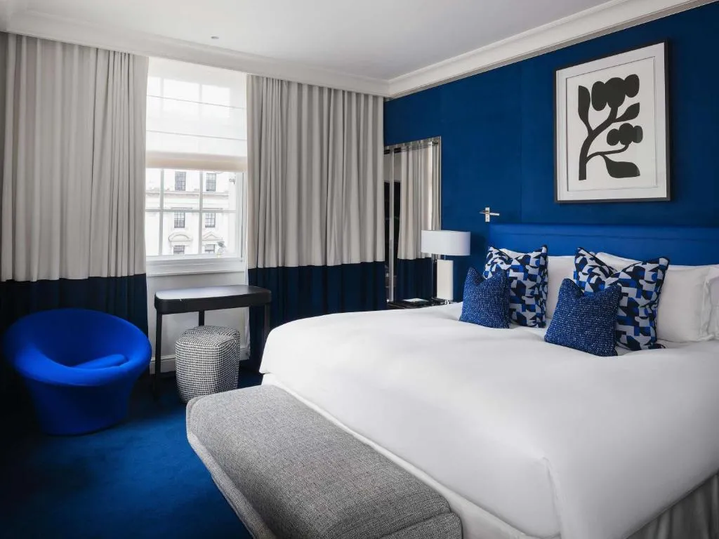 Prestige King Suite with Separate Living Room and Waterloo Place or Pall Mall View