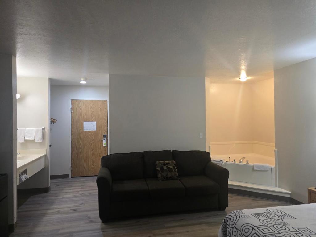 Economy Inn & Suites photo