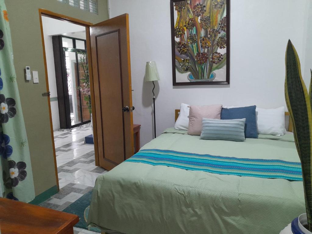 ein Schlafzimmer mit einem Bett und Kissen darauf in der Unterkunft Solmana Suites in Sampong