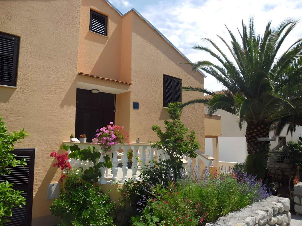 Apartments near Beach in Mali Losinj 14856