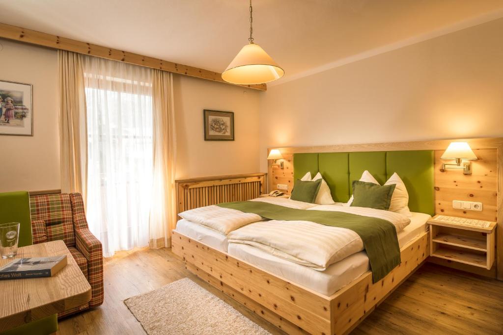 Postel nebo postele na pokoji v ubytování Gasthof Murtalerhof