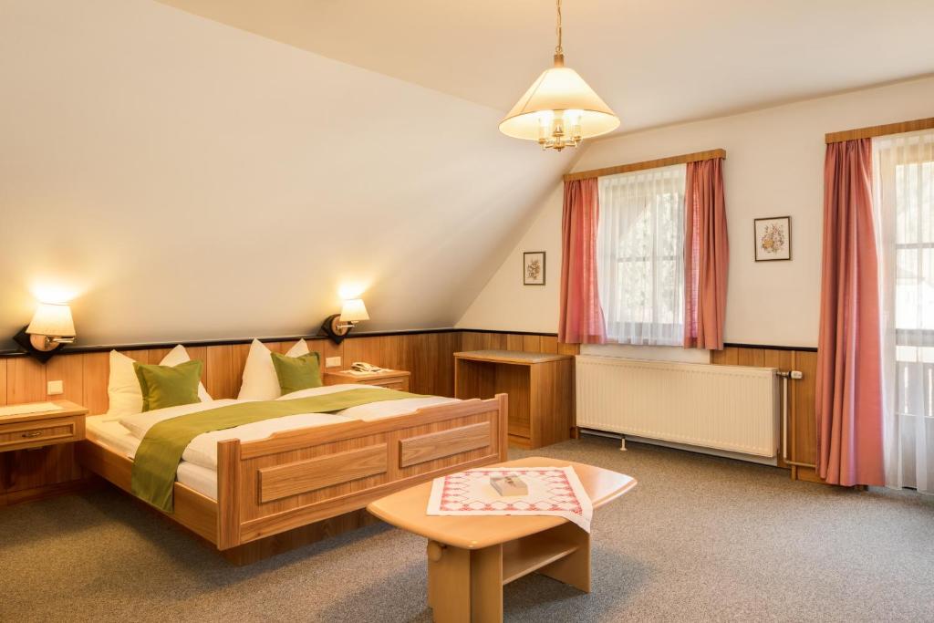 Postel nebo postele na pokoji v ubytování Gasthof Murtalerhof