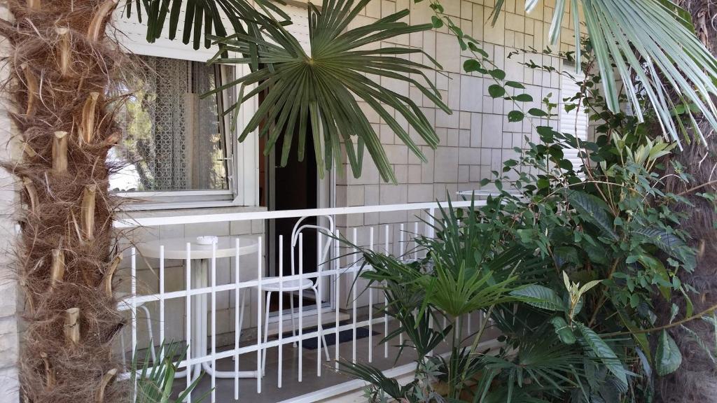Balkón alebo terasa v ubytovaní Apartment in Sukosan/Zadar Riviera 8202