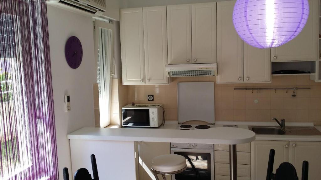 Kuchyňa alebo kuchynka v ubytovaní Apartment in Sukosan/Zadar Riviera 8202