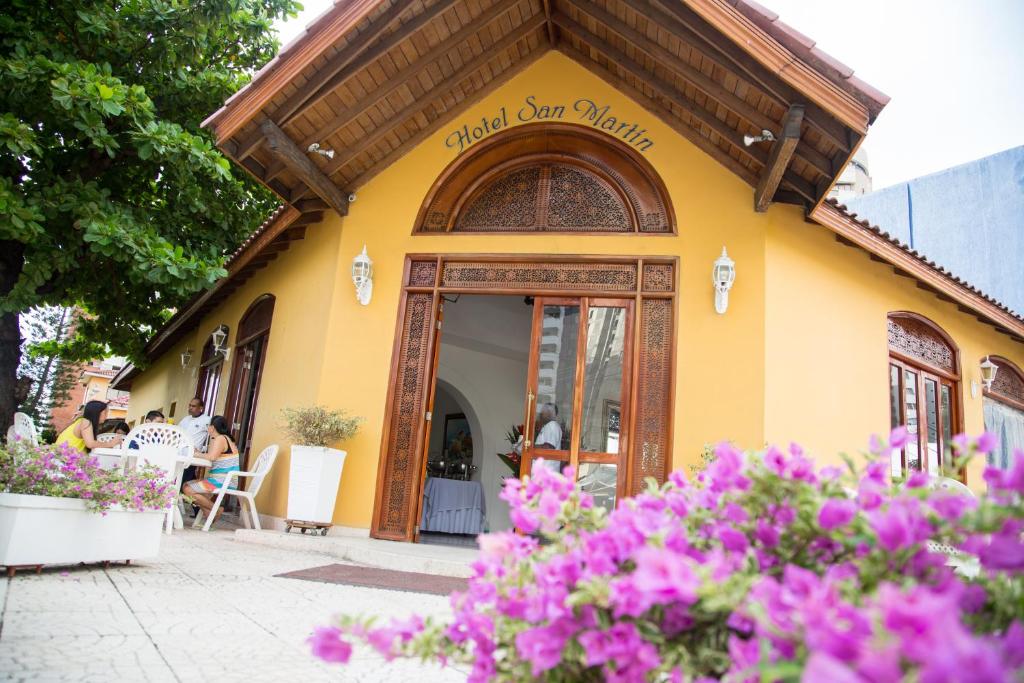 een restaurant met paarse bloemen ervoor bij San Martin Cartagena in Cartagena