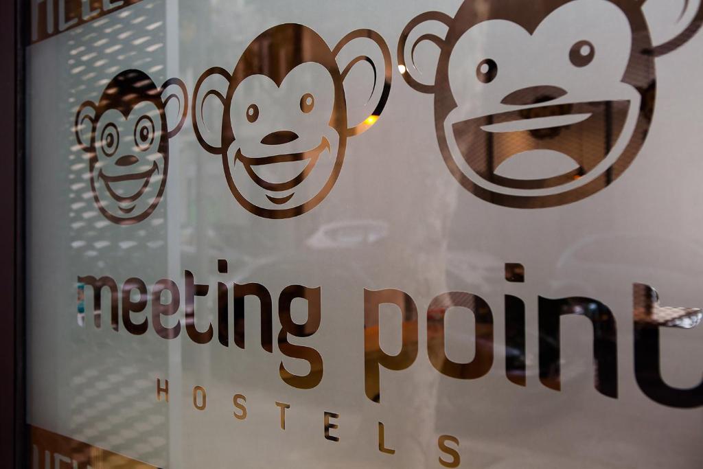 un panneau pour une salle de réunion avec des têtes de singes dans l'établissement Meeting Point Hostels, à Barcelone