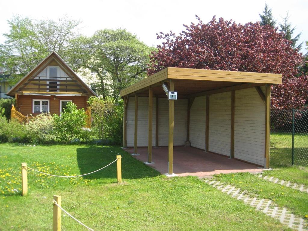 ein kleiner Schuppen in einem Hof neben einem Haus in der Unterkunft Holiday home in Zinnowitz (Seebad) 3242 in Zinnowitz