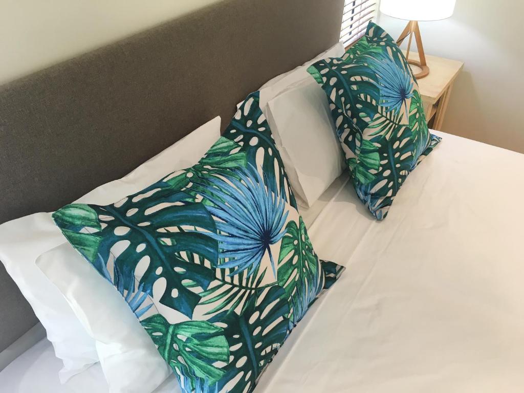 Postel nebo postele na pokoji v ubytování Cayman Villas Port Douglas