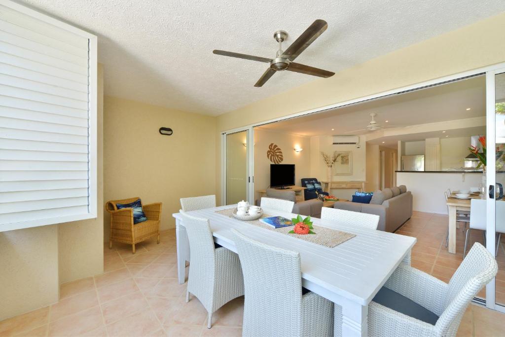 TV a/nebo společenská místnost v ubytování Cayman Villas Port Douglas