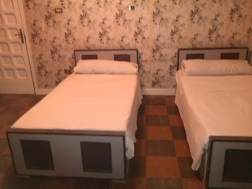 Postel nebo postele na pokoji v ubytování Pharaohs Hotel