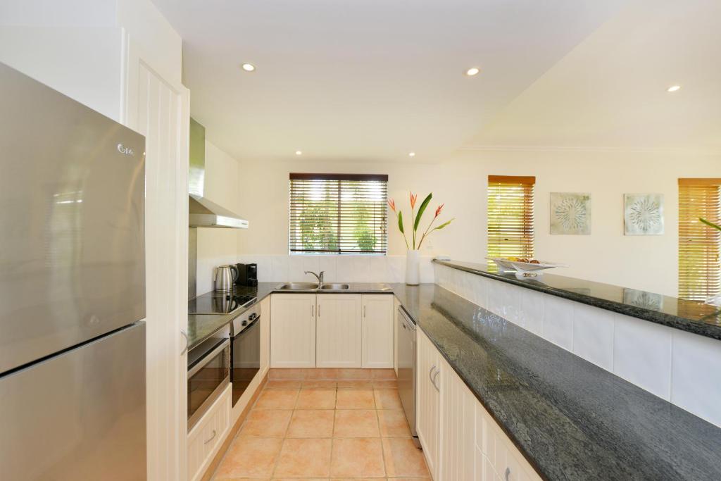 Kuchyň nebo kuchyňský kout v ubytování Cayman Villas Port Douglas