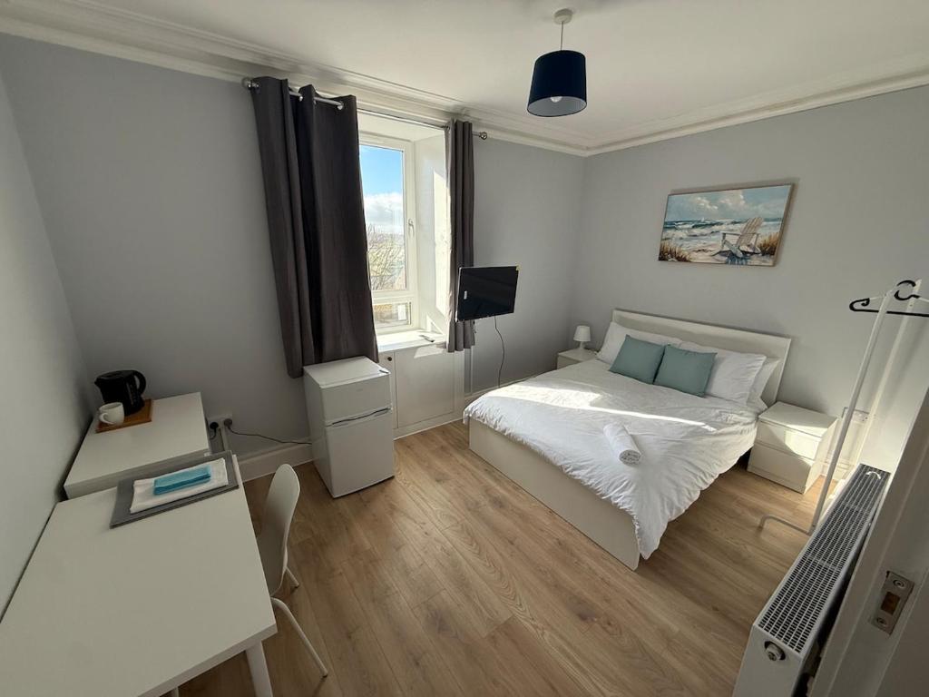 ein kleines Schlafzimmer mit Bett und Schreibtisch in der Unterkunft Peterhead contractor accommodation in Peterhead