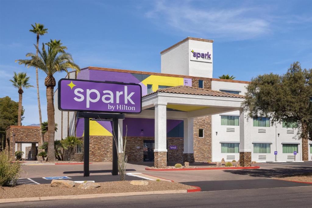 a parking sign in front of a hotel at Spark by Hilton Tucson Reid Park in Tucson