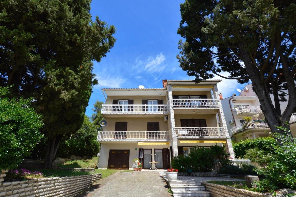 an apartment building with a balcony and trees at Apartment in Pula/Istrien 10864 in Veruda