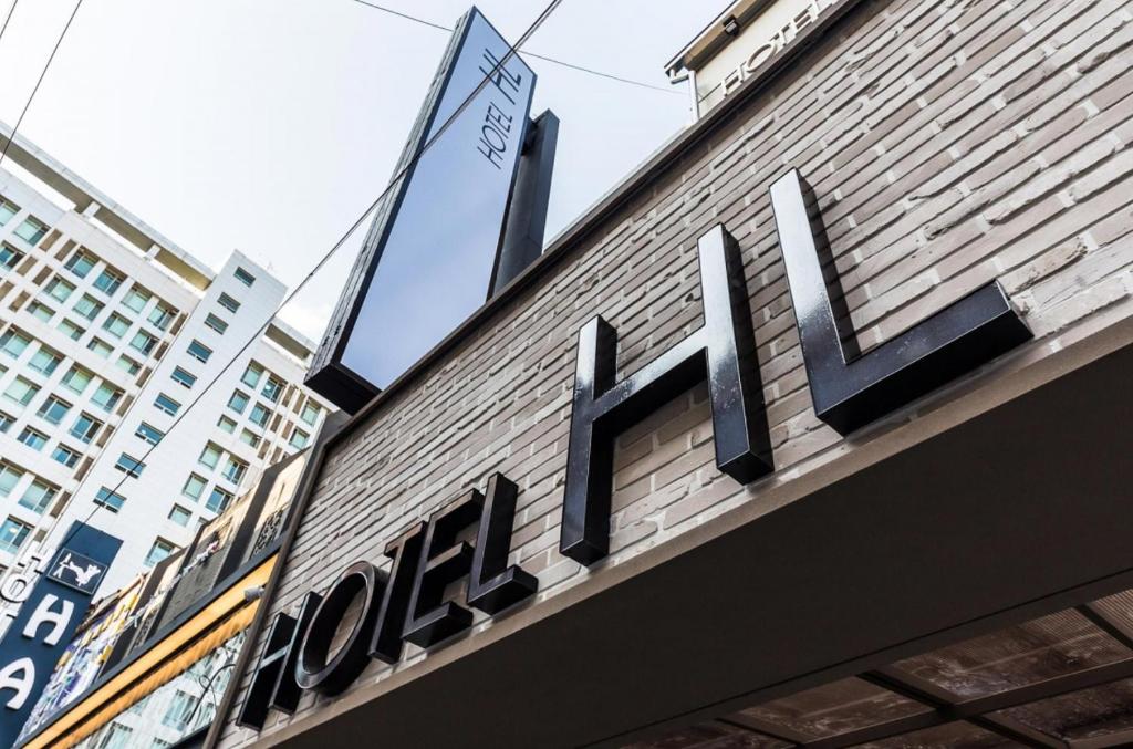 a sign on the side of a building at Hotel HL in Seoul