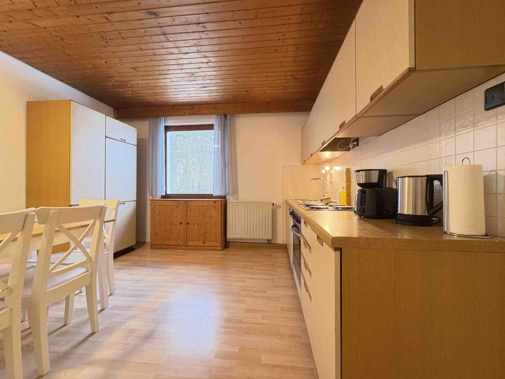 a kitchen with a counter and a table and chairs at TEU101 komfortable Monteurwohnung in Teublitz
