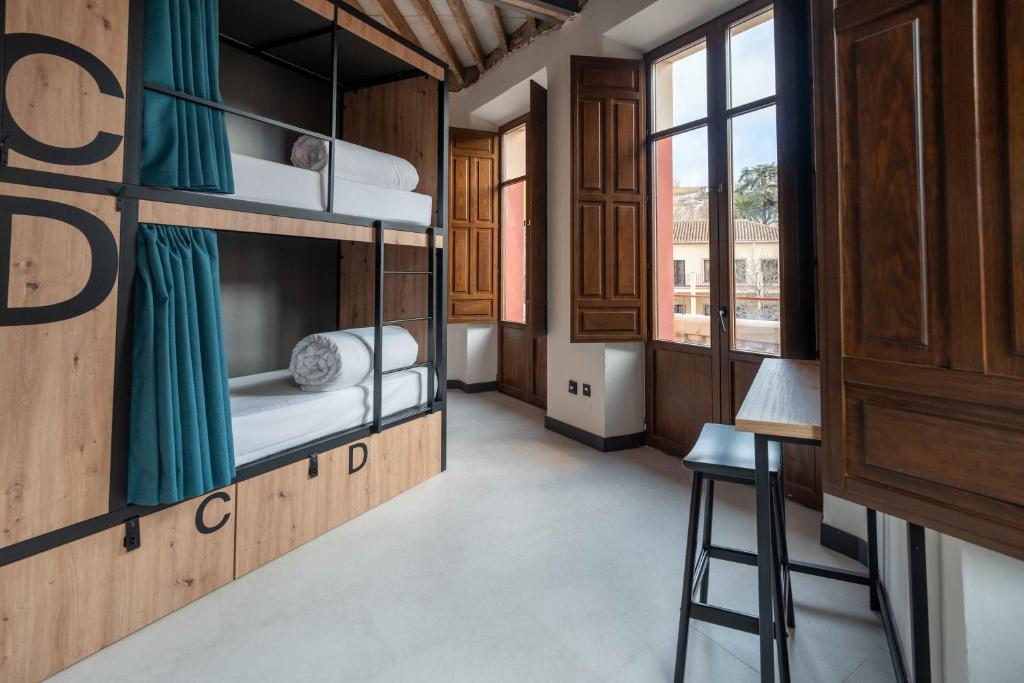The Central House Granada Elvira - Bed In Een Gemengde Slaapzaal Met 8 Bedden