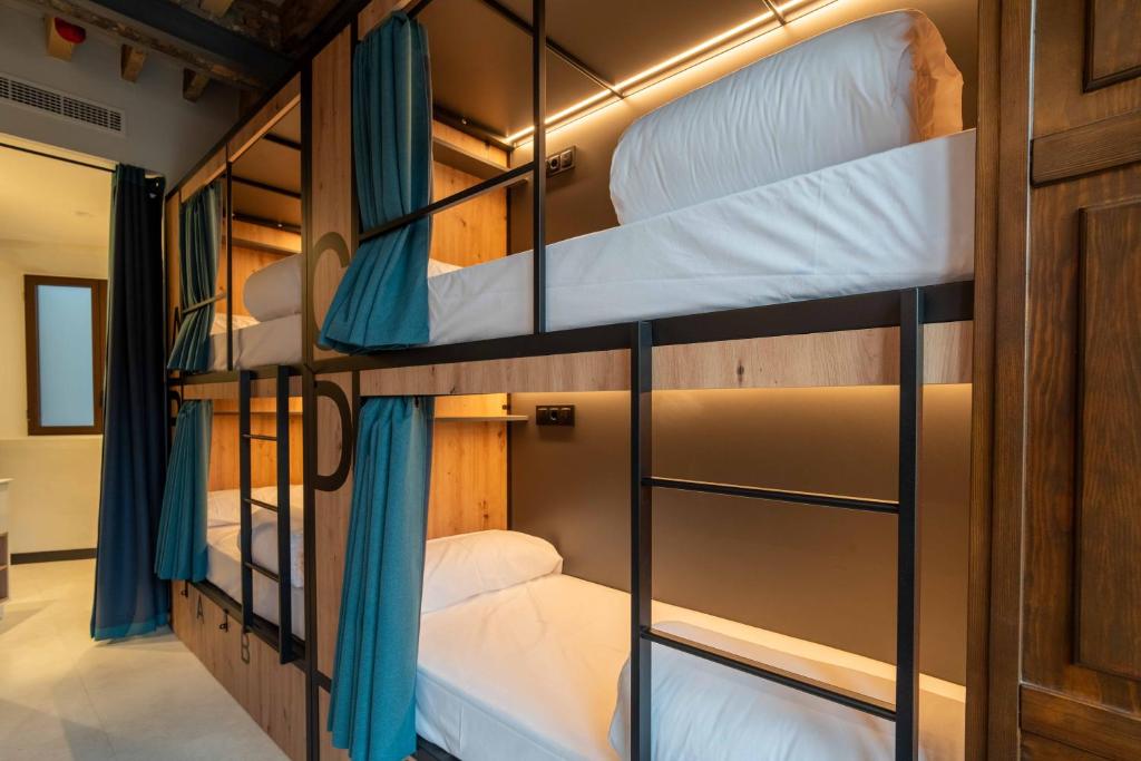 The Central House Granada Elvira - Bed In Een Gemengde Slaapzaal Met 6 Bedden