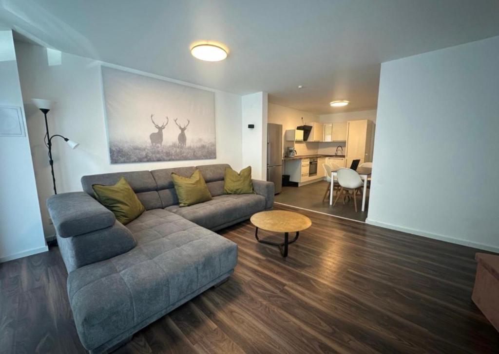 ein Wohnzimmer mit Sofa und Tisch in der Unterkunft Apart Halver in Halver