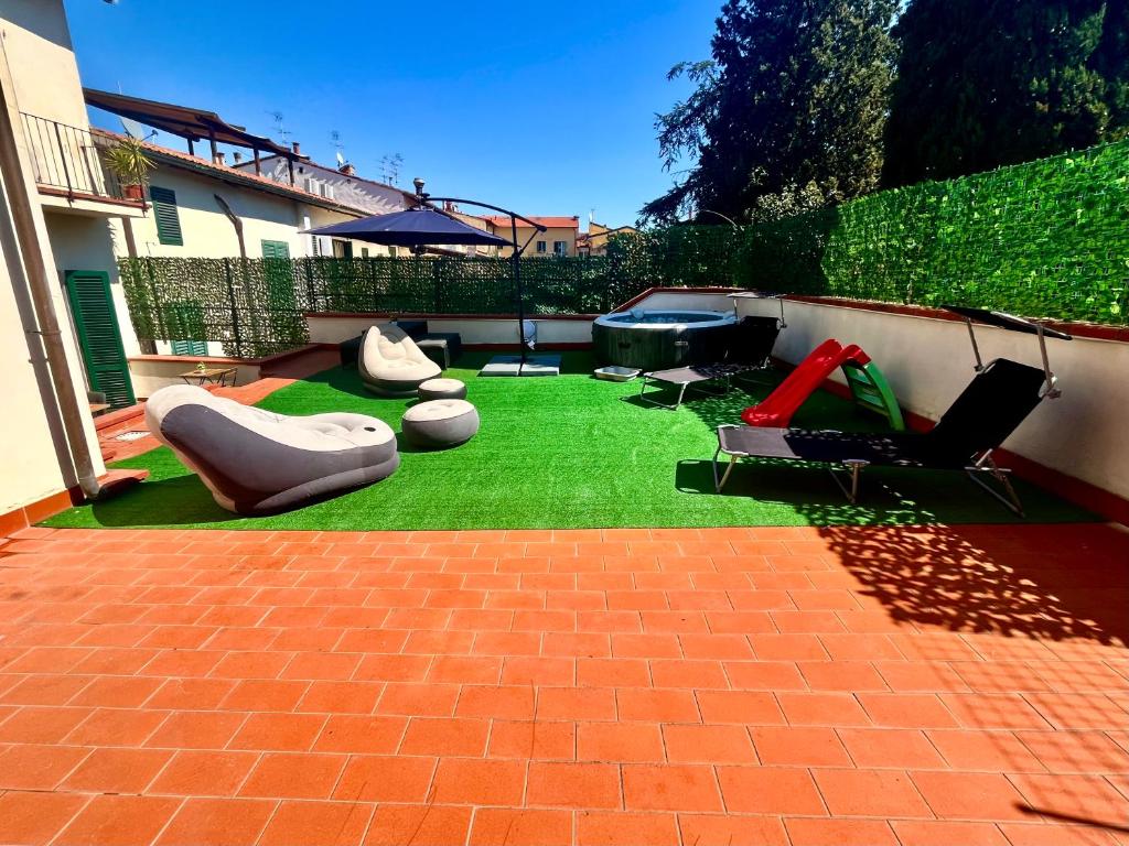 a backyard with a lawn with furniture on it at Empoli Charm in Empoli