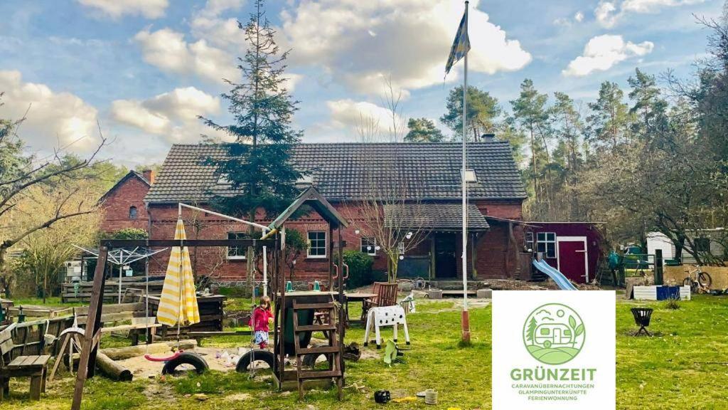 a house with a christmas tree in front of it at GRÜNZEIT Ferienwohnung, die Natur vor der Haustüre in Cottbus