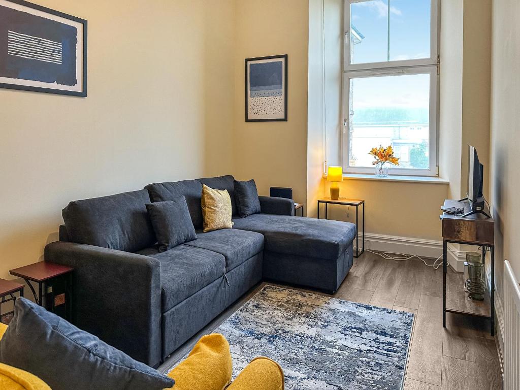 ein Wohnzimmer mit Sofa und Fernseher in der Unterkunft Dingleton 45 in Melrose