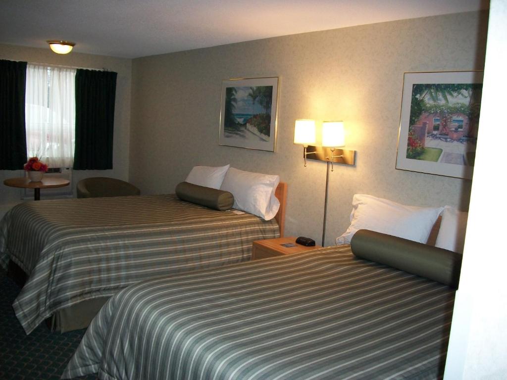 Postel nebo postele na pokoji v ubytování Travelodge by Wyndham Winnipeg East