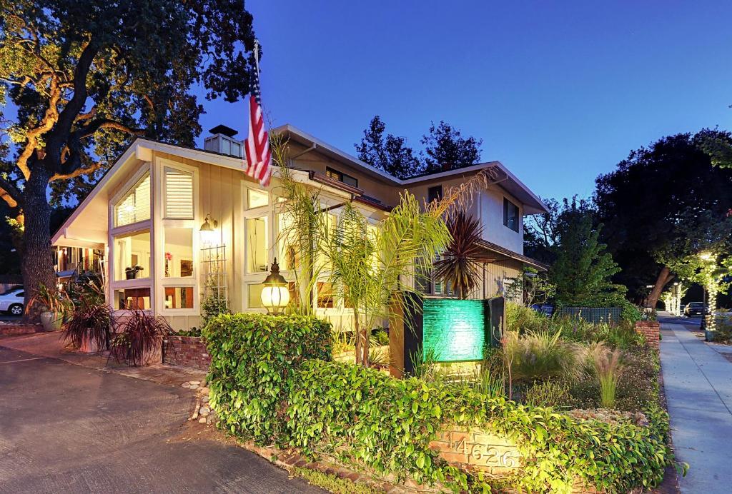 a house with an american flag in front of it at Saratoga Oaks Lodge in Saratoga