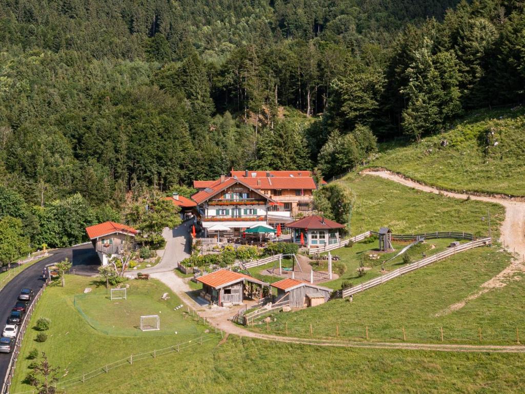 Luftaufnahme eines Hauses auf einem Hügel in der Unterkunft Berggasthof Hotel Duftbräu I Ruhige Alleinlage I Mitten im Grünen in Samerberg