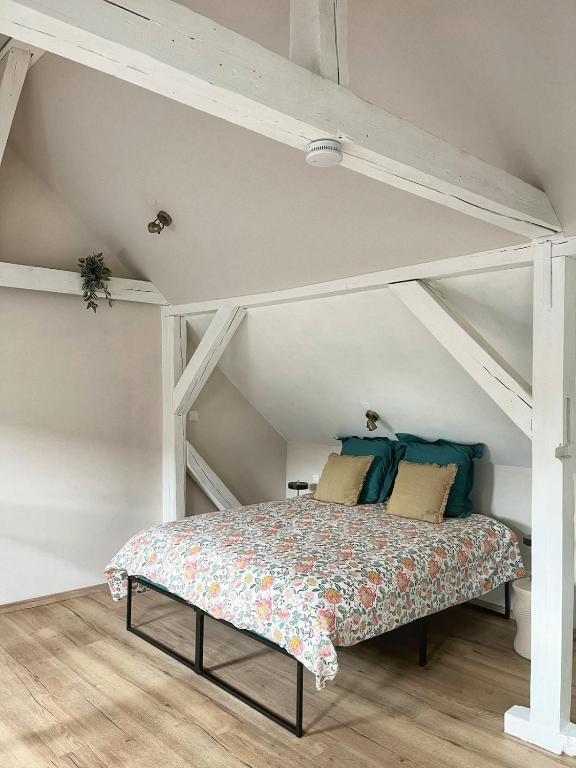 a bedroom with a bed in a attic at Au Petit Stub, studio 2 étoiles in Rosheim