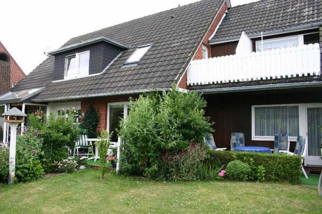 a house with a yard with chairs and plants at Pidder Lyng - FW 3 in Utersum
