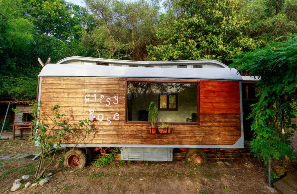 an old rv is parked in a yard at Gipsy Rose in Sarzana